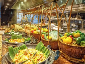Bữa sáng buffet hàng ngày (535000 VND/mỗi người)