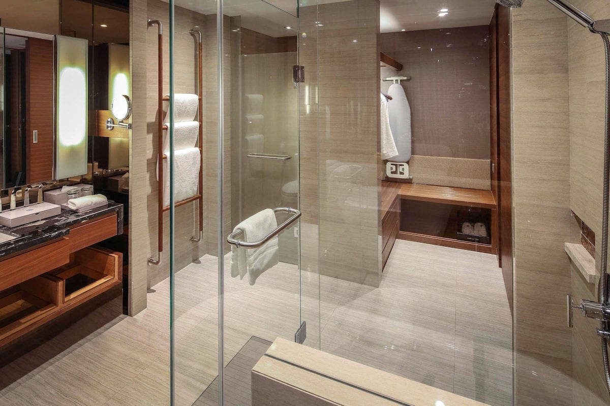 1 bedroom, premium bedding, minibar, in-room safe