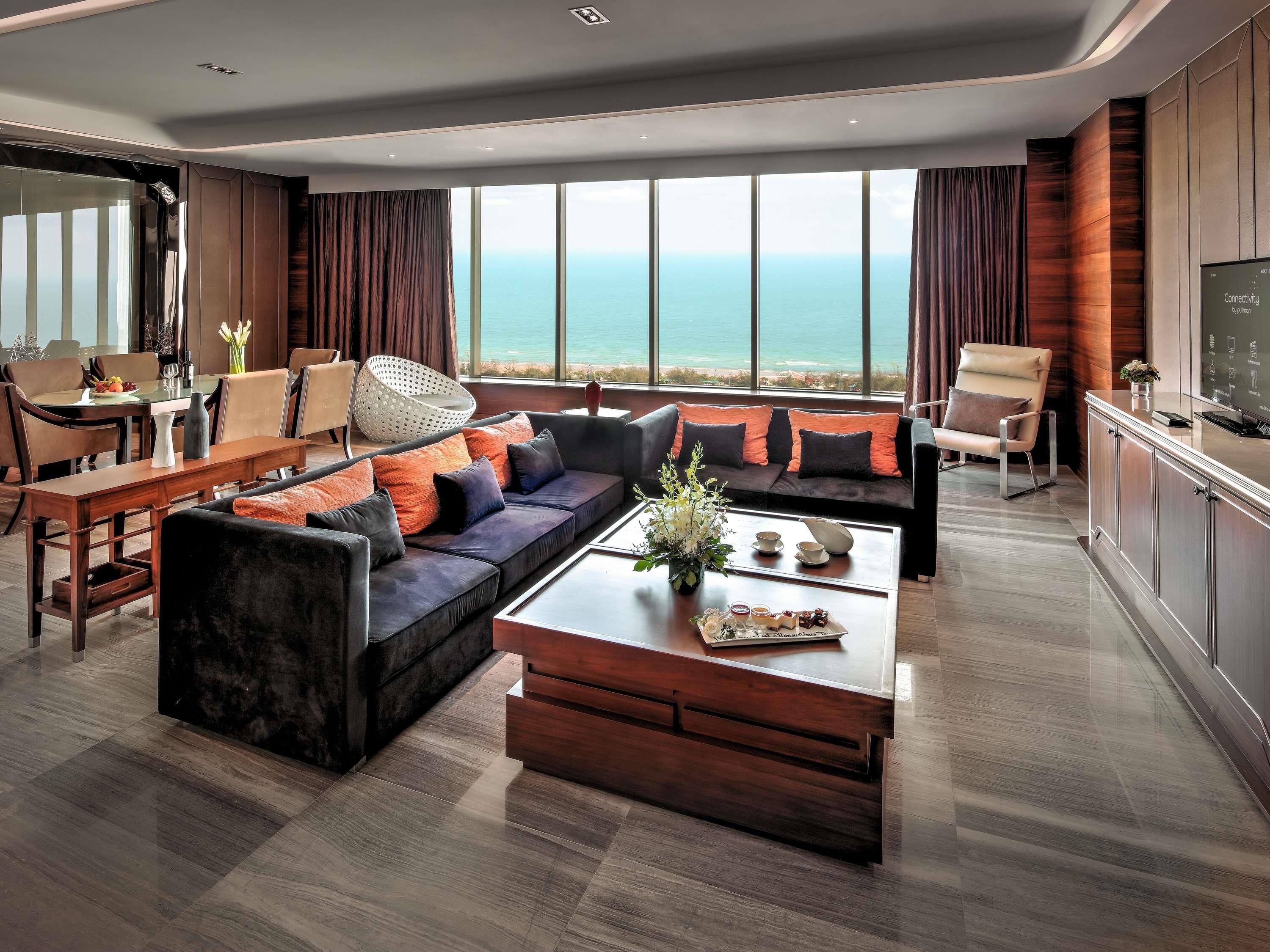 Exclusive Suite, 2 Bedrooms, Club Lounge Access | 1 bedroom, premium bedding, minibar, in-room safe