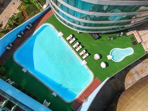 室外游泳池，日光浴躺椅，现场救生员