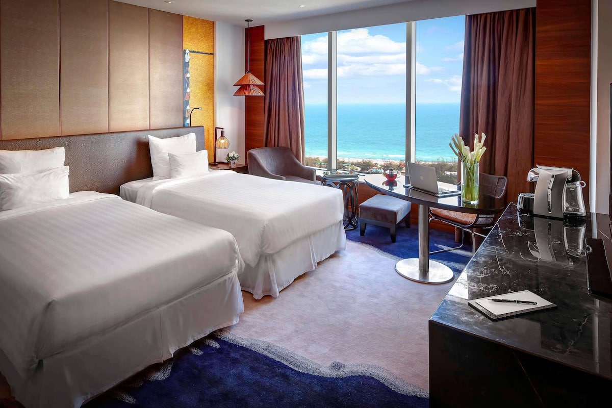 1 bedroom, premium bedding, minibar, in-room safe