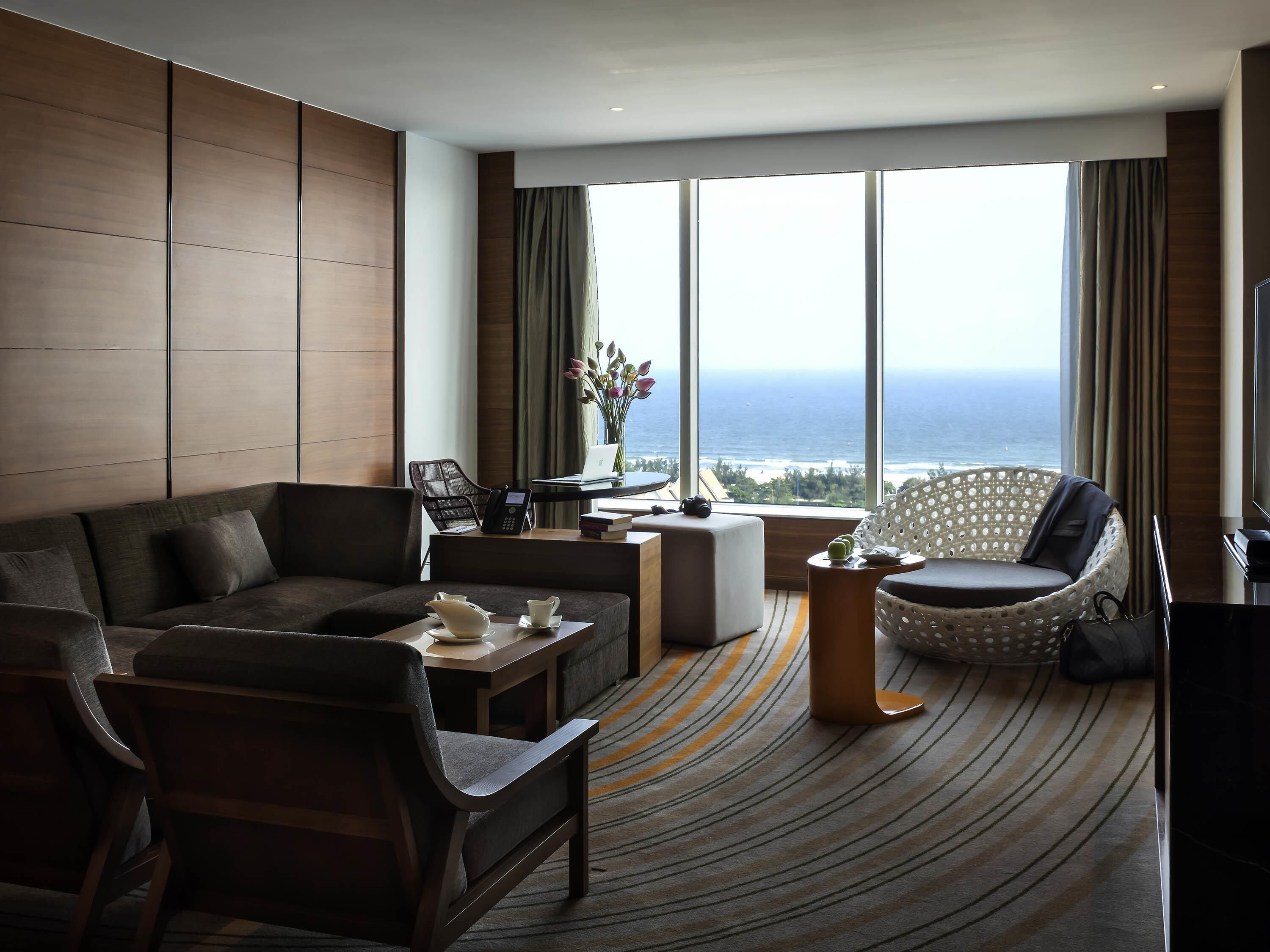 Suite, Club Lounge Access | 1 bedroom, premium bedding, minibar, in-room safe