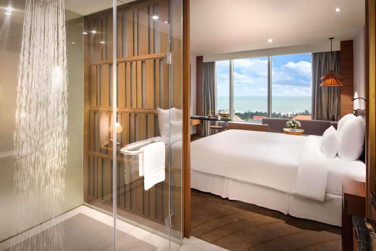Phòng Deluxe, 1 giường cỡ king, quang cảnh biển | 1 phòng ngủ, bộ đồ giường cao cấp, minibar, két bảo mật tại phòng 