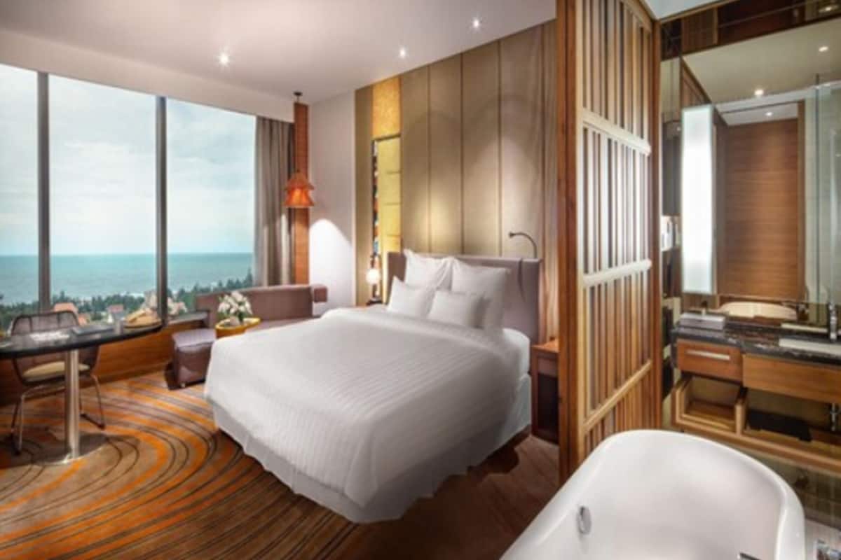 executive room, 1 king bed, club lounge access | 1 bedroom, premium bedding, minibar, in-room safe