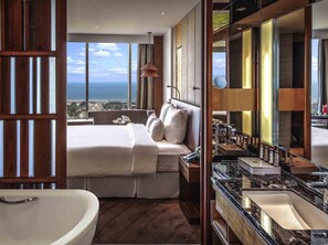 Executive Room, 1 King Bed, Club Lounge Access | 1 bedroom, premium bedding, minibar, in-room safe