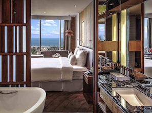 Executive Room, 1 King Bed, Club Lounge Access | 1 bedroom, premium bedding, minibar, in-room safe