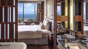 Executive Room, 1 King Bed, Club Lounge Access | 1 bedroom, premium bedding, minibar, in-room safe