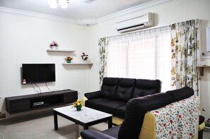 Holiday Suite | Living room