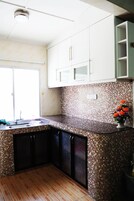 Holiday Suite | Private kitchen | Full-size fridge, stovetop, electric kettle, cookware/dishes/utensils