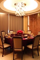 2 間餐廳；供應早餐、午餐、晚餐；本地及多國菜