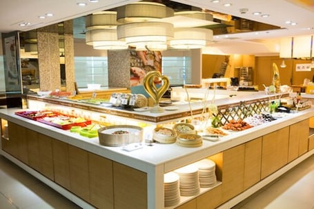 Buffet. Golden Tulip Zhong Xin Hotel Taichung