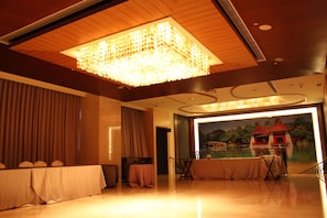 2 restaurants, breakfast, lunch served; local and international cuisine