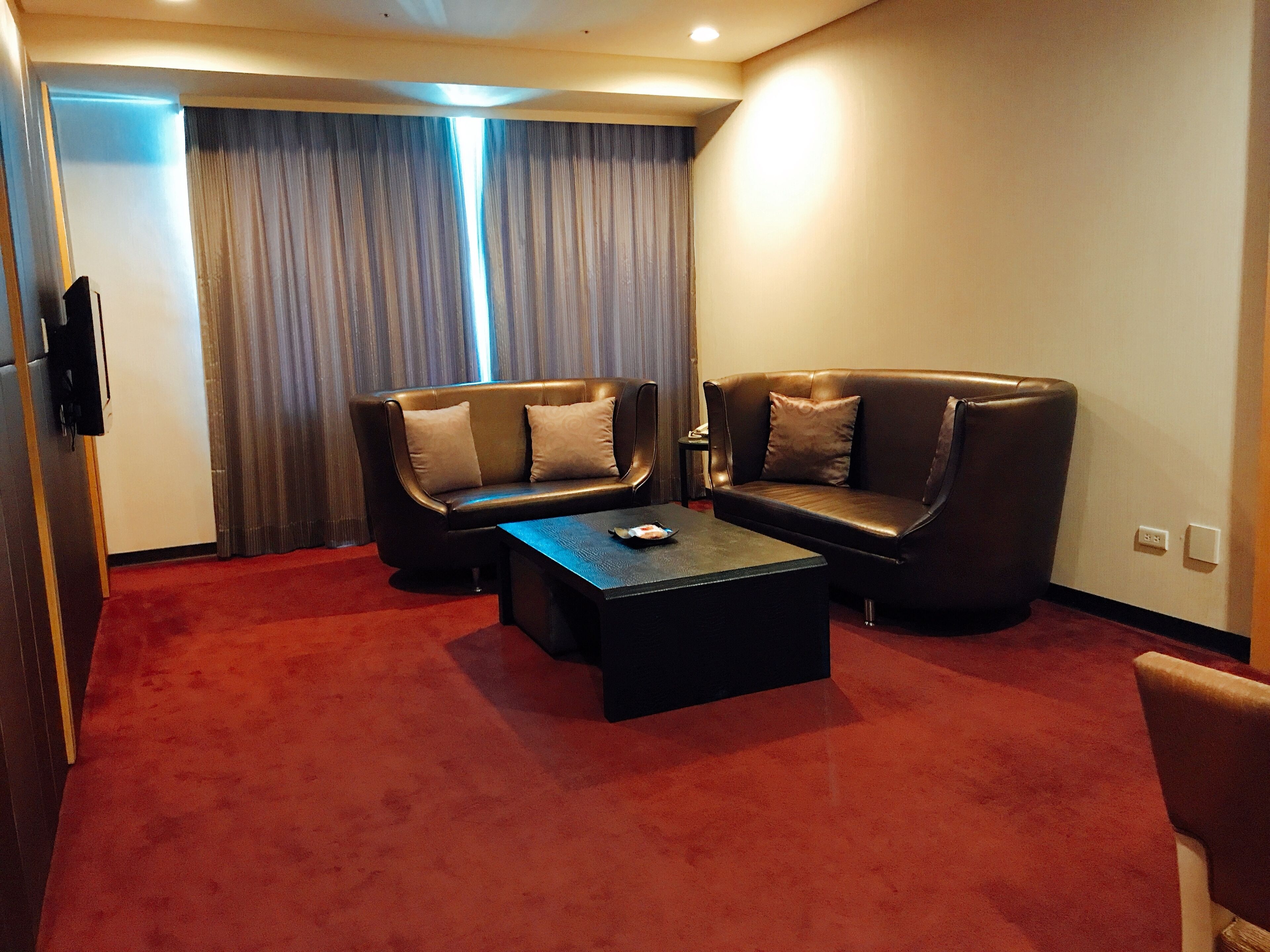executive suite | 1 bedroom, in-room safe, desk, laptop workspace
