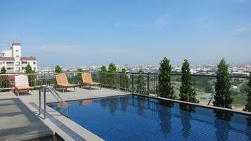 Piscina externa, funciona das 14h às 21h, espreguiçadeiras