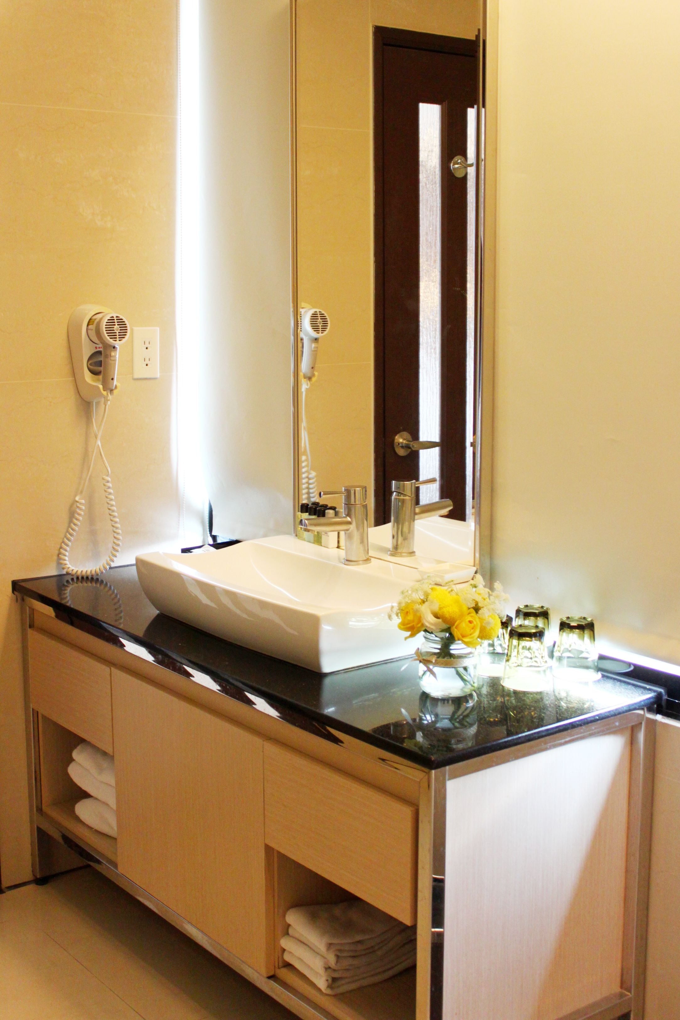 family room-zao yin building | 1 bedroom, in-room safe, desk, laptop workspace