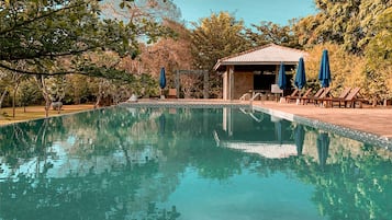 Piscine extérieure, piscine naturelle, chaises longues