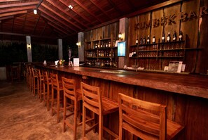 2 bar/lounge, bar a bordo piscina
