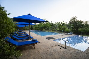 Açık yüzme havuzu, doğal havuz, şezlonglar 