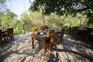 Açık havada yemek servisi