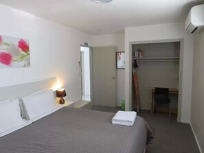 Soundproofing, iron/ironing board, free WiFi, bed sheets - McWilliam Apartments (Christchurch)