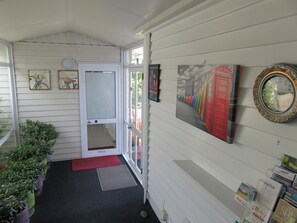 Studio Unit | Lobby - McWilliam Apartments (Christchurch)