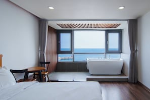 Quarto casal luxo (Affeto, 3rd Floor) | Roupas de cama premium, camas Select Comfort, escrivaninha