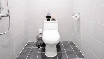 Dusche, kostenlose Toilettenartikel, Haartrockner, Hausschuhe