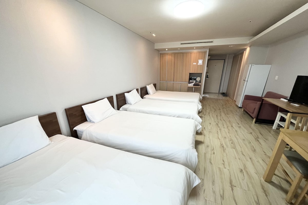 Deluxe Family Room | Premium bedding, pillowtop beds, desk, blackout drapes