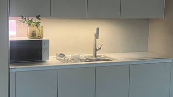 Superior Studio Suite, 1 Queen Bed | Private kitchen | Fridge, microwave, electric kettle