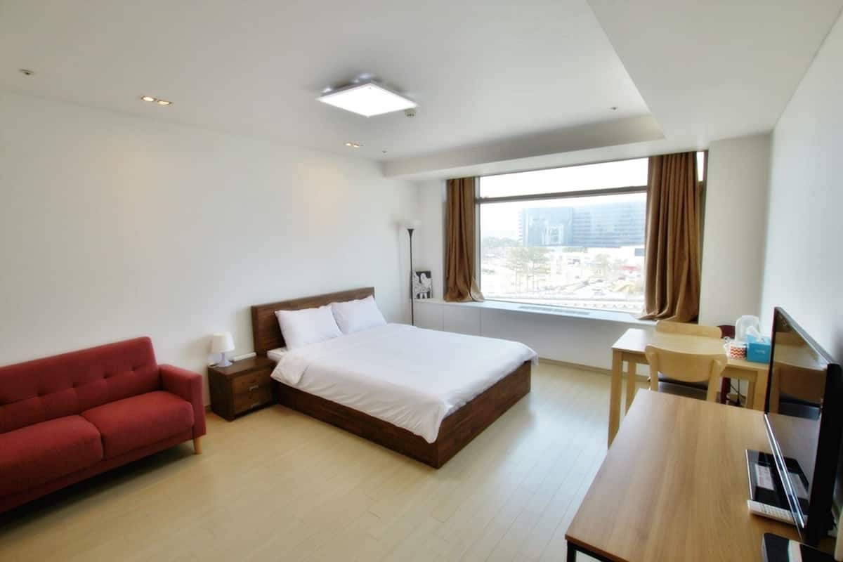 Standard Double Room, 1 Queen Bed | Premium bedding, pillowtop beds, desk, blackout drapes