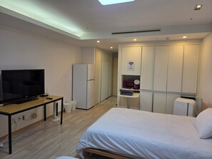 Standard Twin Room, 2 Queen Beds | Premium bedding, pillowtop beds, desk, blackout drapes - Incheon Airport Guesthouse (Incheon)