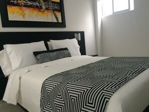 Escritorio, wifi gratis y ropa de cama