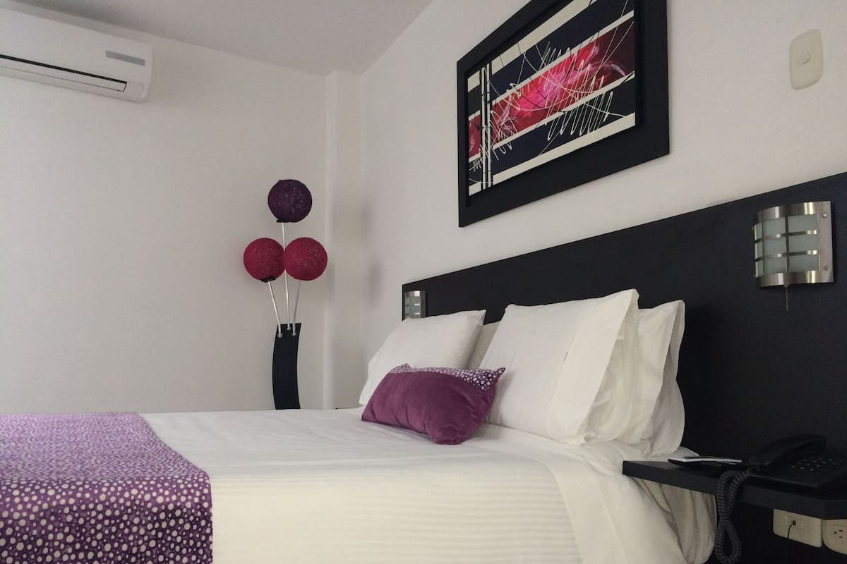 Quarto solteiro | Escrivaninha, Wi-Fi de cortesia, roupa de cama