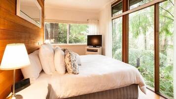 1 bedroom, Egyptian cotton sheets, premium bedding, iron/ironing board