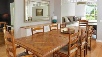 Cottage Premium | Makan di kamar