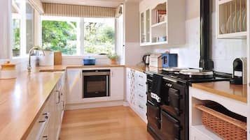 Cottage Premium | Dapur pribadi | Lemari es, microwave, kompor, dan mesin pencuci piring