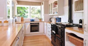 Premium Cottage | Private kitchen | Fridge, microwave, stovetop, dishwasher