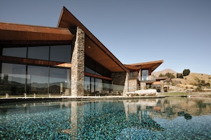 ห้องสวีท, วิวทะเลสาบ | เครื่องนอนระดับพรีเมียม, มินิบาร์ฟรี, ตู้นิรภัยในห้องพัก