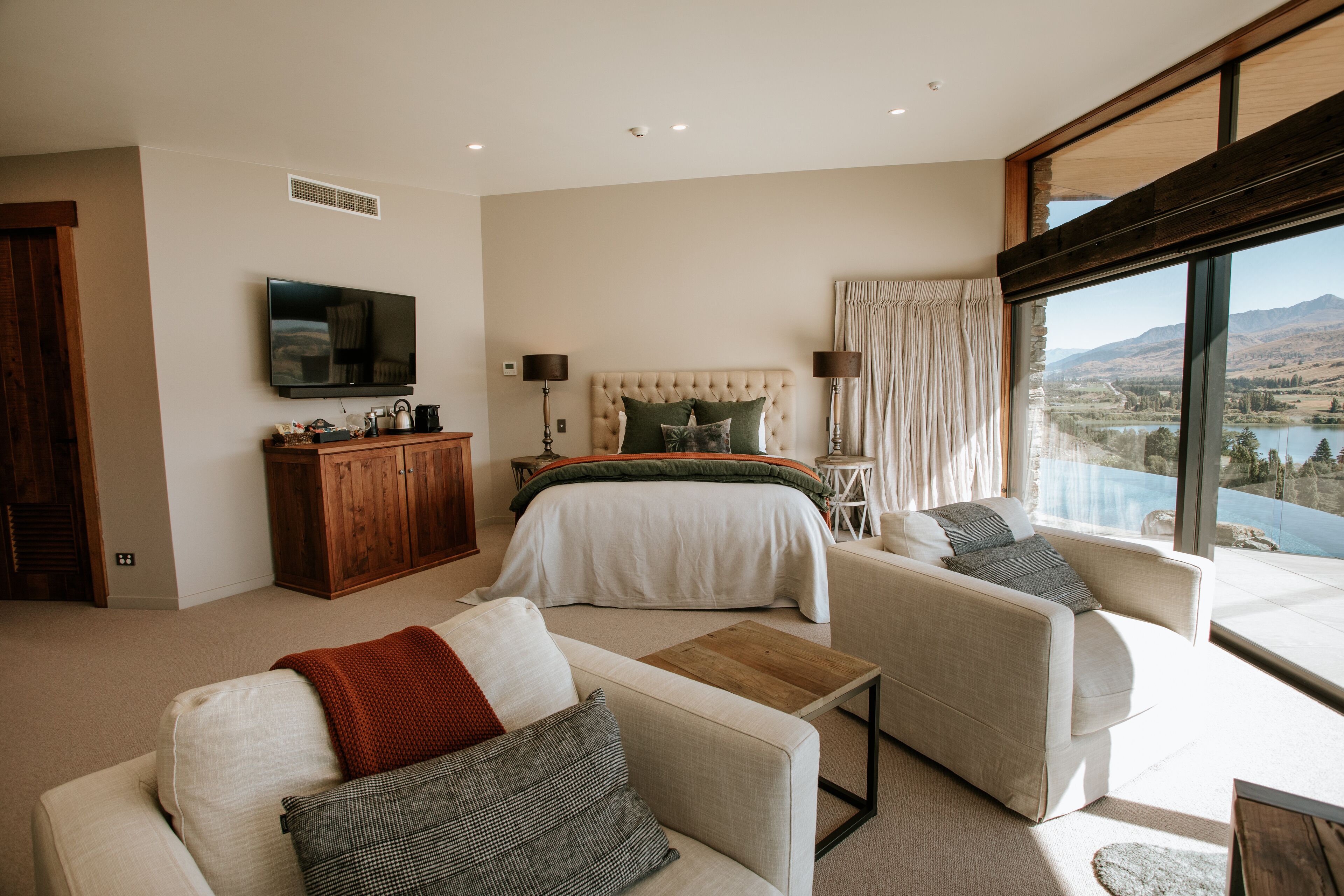 Peralatan tempat tidur premium, bar mini percuma, peti besi dalam bilik 