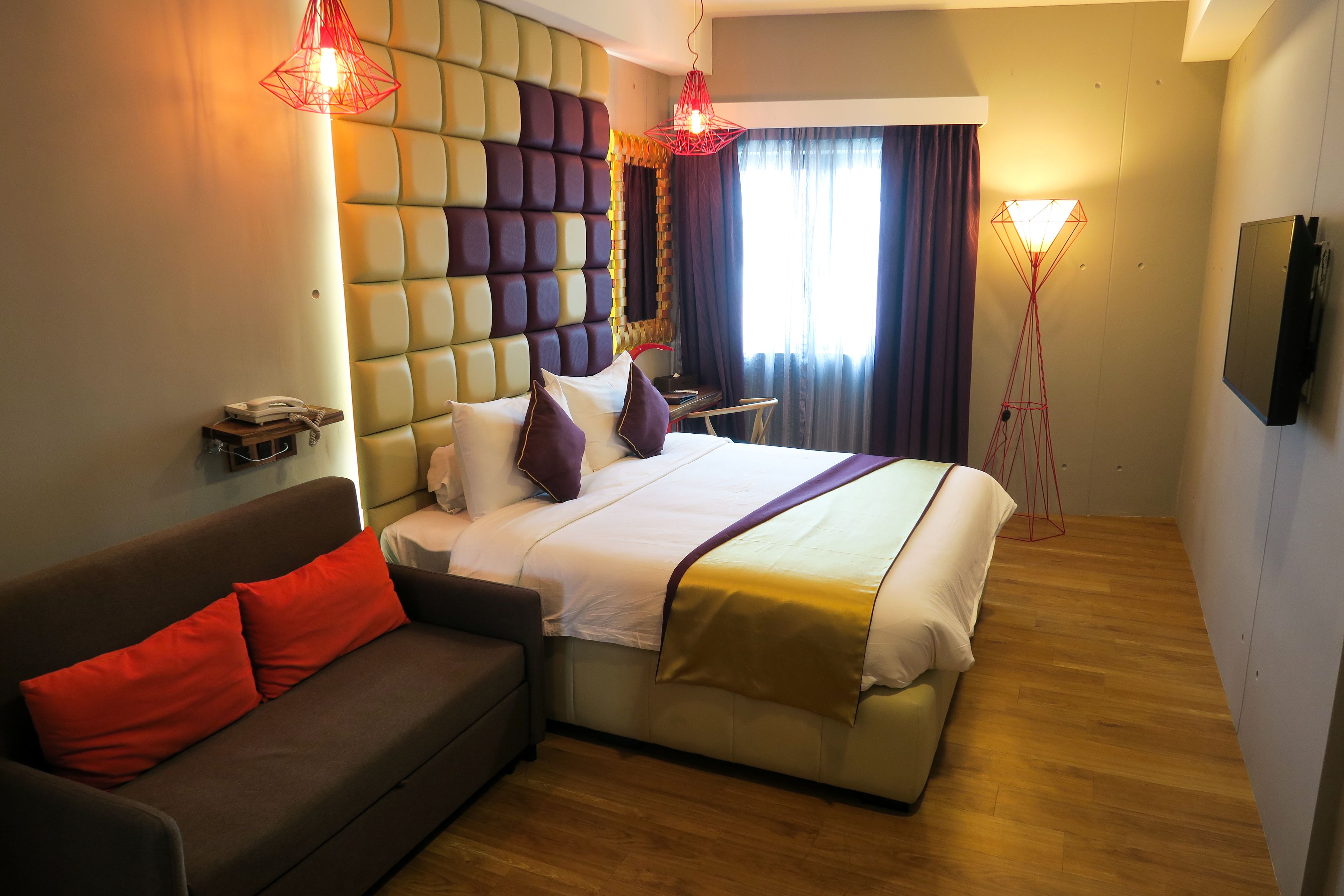 deluxe room, 1 king bed | in-room safe, desk, soundproofing, free wifi