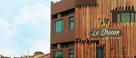 Un edificio moderno con un letrero que dice "Le Dream boutique hotel".