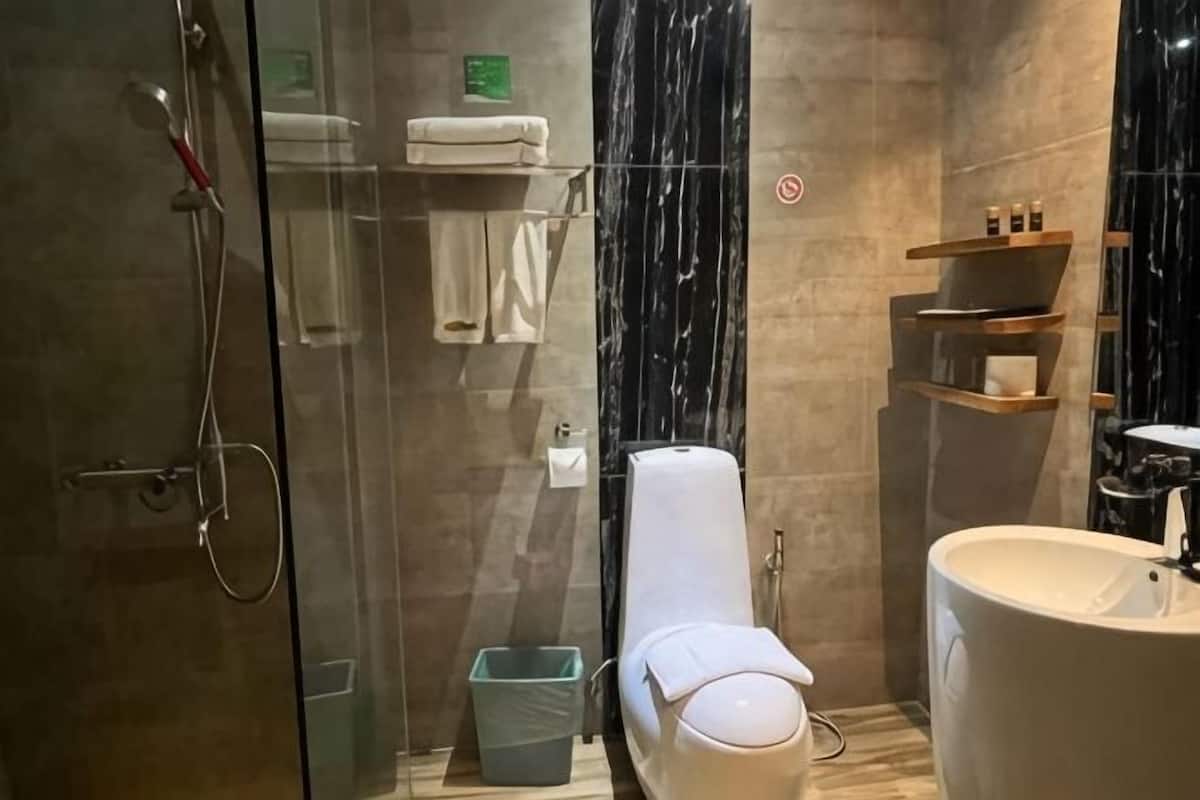 Regadera, amenidades de baño gratuitas, batas, pantuflas