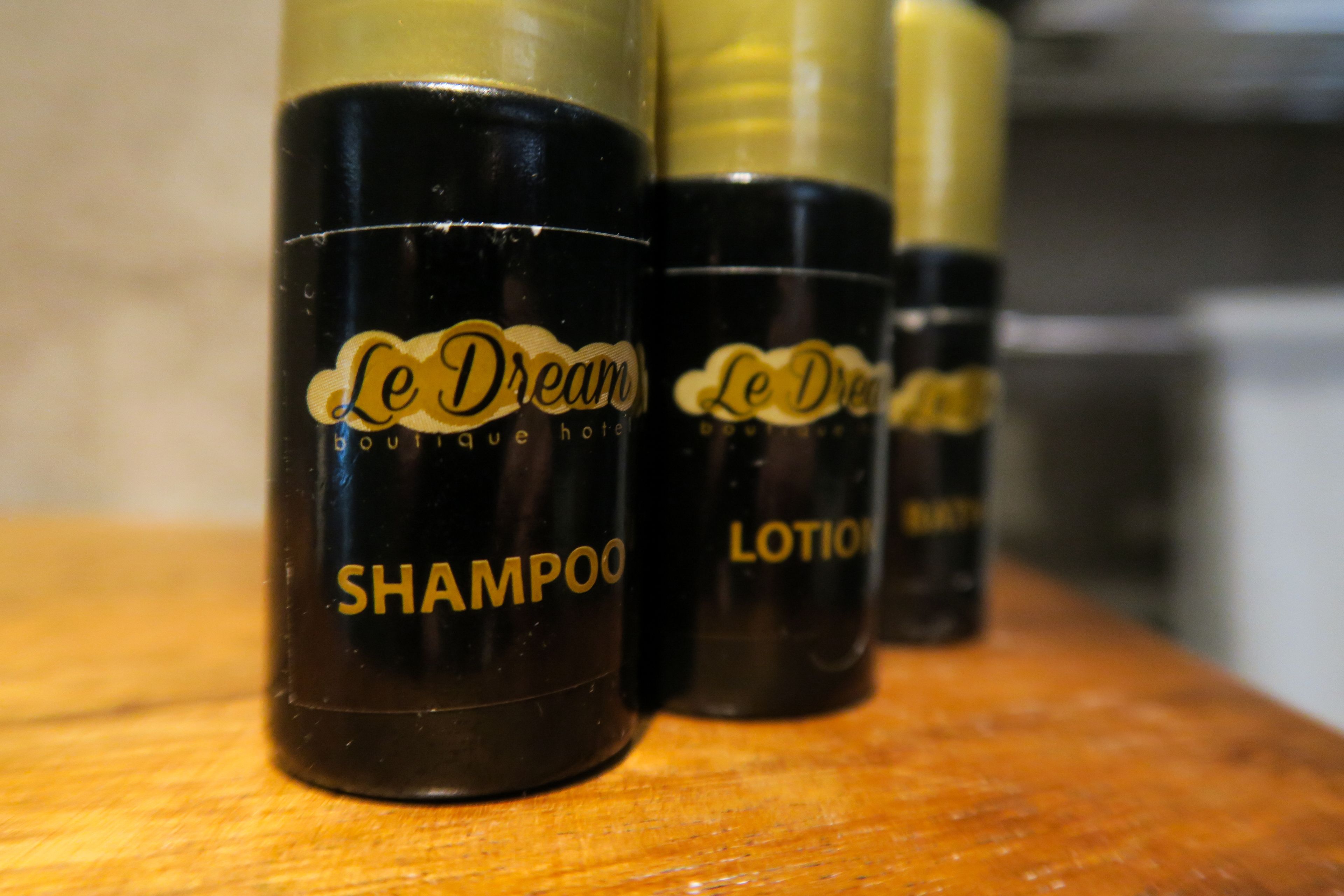 Tres botellas de champú y loción del hotel boutique Le Dream.