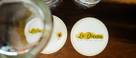 Una mesa de madera con dos platos blancos y una botella de vidrio.