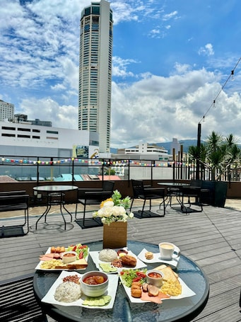 Daily local cuisine breakfast (MYR 25 per person)