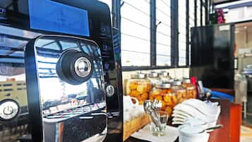 Una máquina de café con un letrero que dice 'LISTO', un botón de encendido y un icono de taza de café.