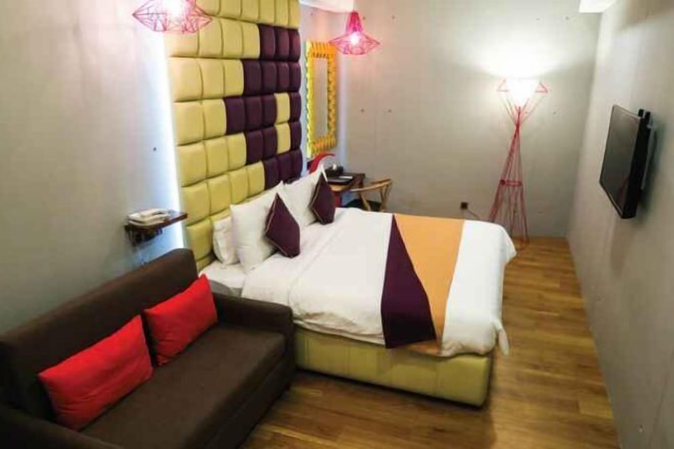 房內夾萬、書桌、隔音、免費 Wi-Fi