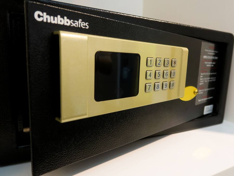 Dispositivo de cofres Chubb com teclado e mecanismo de fechadura.