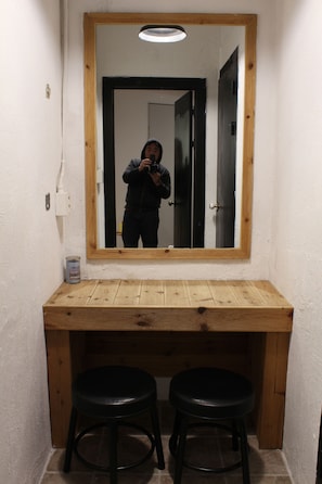 シャワー、バスアメニティ (無料)、タオル