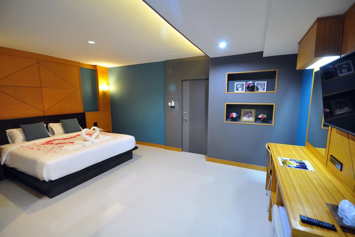 Blackout drapes, free WiFi, bed sheets